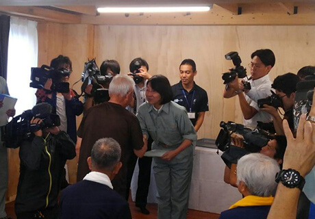9月8日はあいにくの雨、伊東市長より鍵を渡され入居者が嬉しそう！