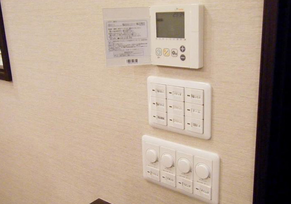 各種ライトスイッチスポット等は調光式